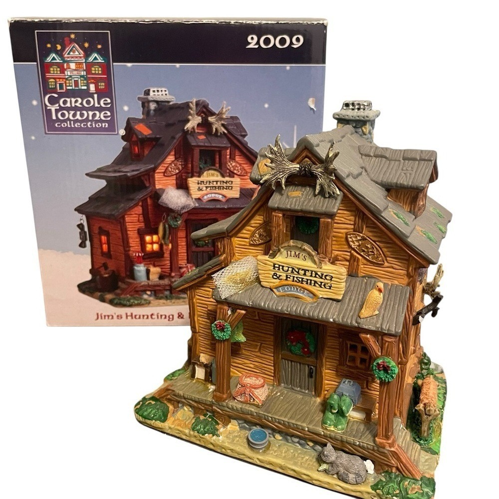 Carole Towne 2009 Jim's Hunting & Fishing Lodge Lighted Christmas Village Cabin